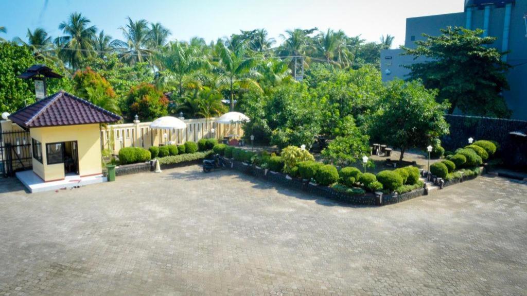 Uni Beach Hotel Pangandaran Exteriör bild